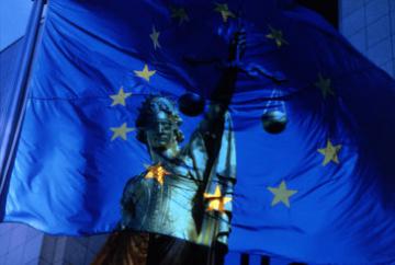 Lady Justice with the EU flag © EU