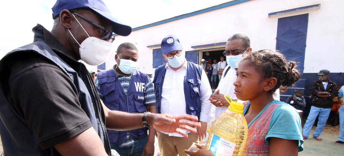 Issa Sanogo, UN Resident Coordinator in Madagascar, meets a young girl who had received food aid.