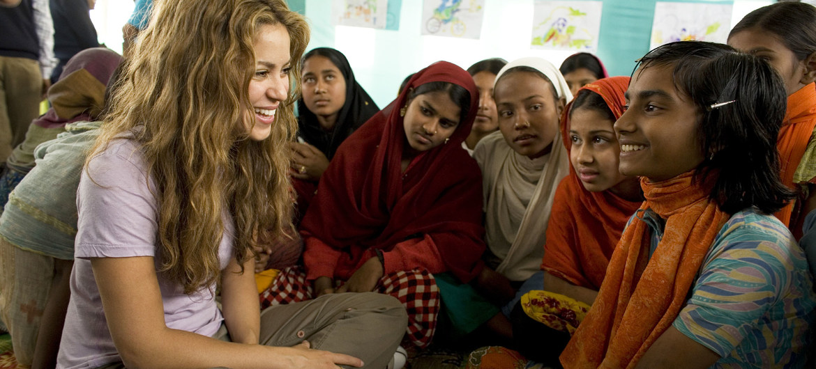 UNICEF Goodwill Ambassador Shakira talks with Nipa, an 11-year-old Bangladeshi cyclone survivor.