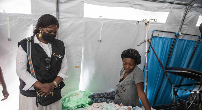 Deputy Executive Director of UNFPA, Diene Keita (left), talks to the mother of a newborn baby.