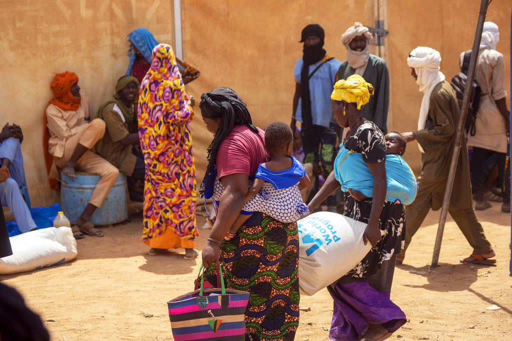 WFP provides food and cash-based assistance to Malian refugees in the Burkina Faso city of Dori, located in the Sahel region. 