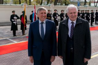 François Bausch with Dr Arvydas Anušauskas, Minister of National Defence of Lithuania, during the welcoming ceremony