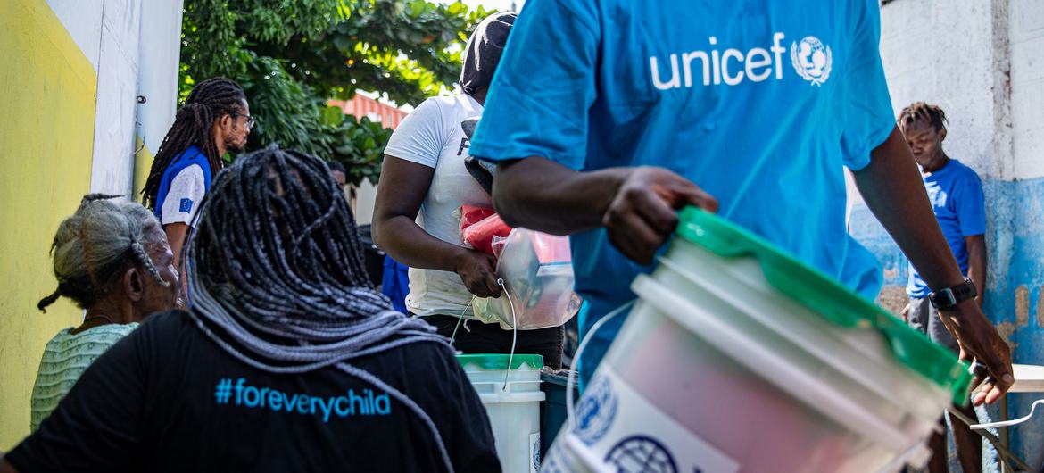 UNICEF distributes relief items to vulnerable people in Cité Soleil, Haiti.