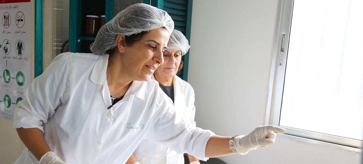 Samira Zoughaib Akiki, Chair of Al Atayeb Cooperative, choosing fresh apples for processing. 