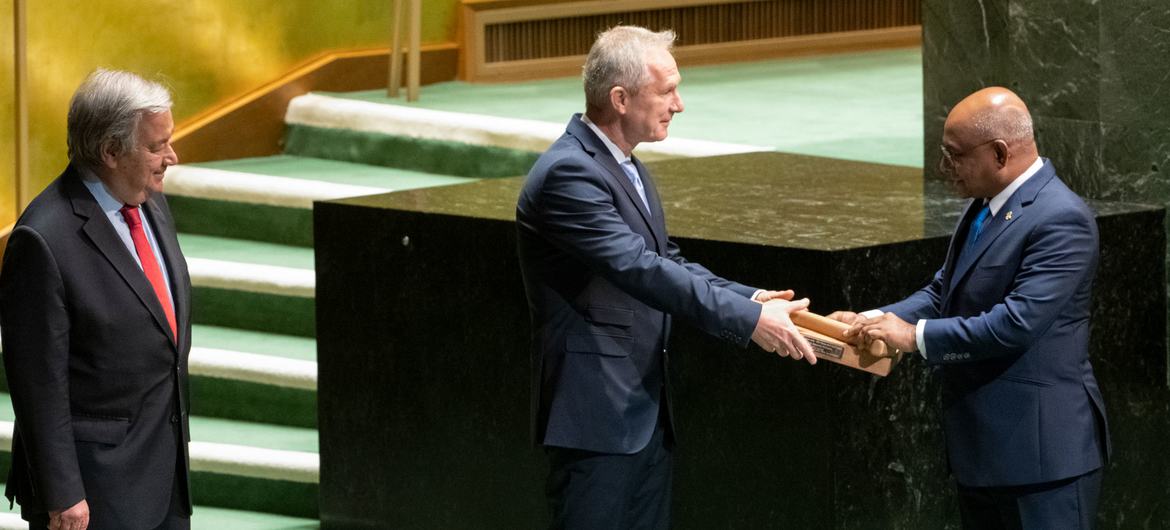 Abdulla Shahid (right), President of the 76th session of the UN General Assembly, hands the gavel over to Csaba Kőrösi, President of the 77th session of the United Nations General Assembly. At left is Secretary-General António Guterres.