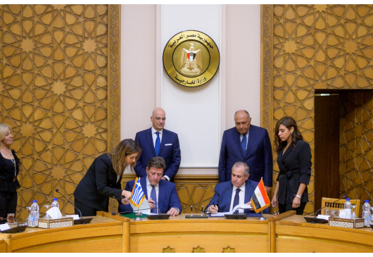 Alternate Minister of Foreign Affairs Miltiadis Varvitsiotis and his Egyptian counterpart Ihab Nasr sign an Agreement on the Employment of Seasonal Workers in the Agricultural Sector (Cairo, 22.11.2022)