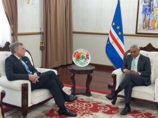 (de g. à dr.) François Bausch, ministre de la Défense; S.E. le Président de la République du Cabo Verde, José Maria Pereira Neves