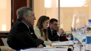 (de g. à dr.) François Bausch, ministre de la Défense; Nina Garcia, Direction de la Défense; Thomas Barbancey, Ambassade au Cabo Verde