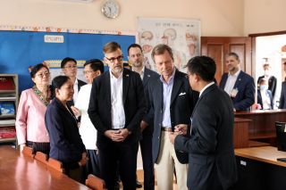 (fr. l. to r.) Khemmani Pholsena, Minister and Head of the President's Office of Laos ; Khamphane Sitthidampa, Governor of Vientiane Province; Franz Fayot, Minister of Cooperation and Humanitarian Action, Minister of Economy; Christophe Schiltz, Director of Cooperation and Humanitarian Action; H.R.H. the Grand Duke; Colonel Robert Kohnen, aide-de-camp to H.R.H. the Grand Duke