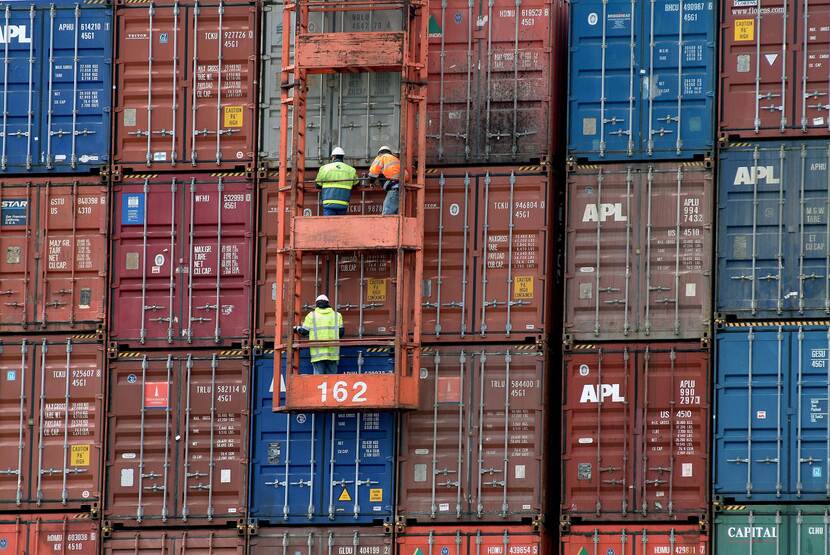 Sancties, containers in de haven