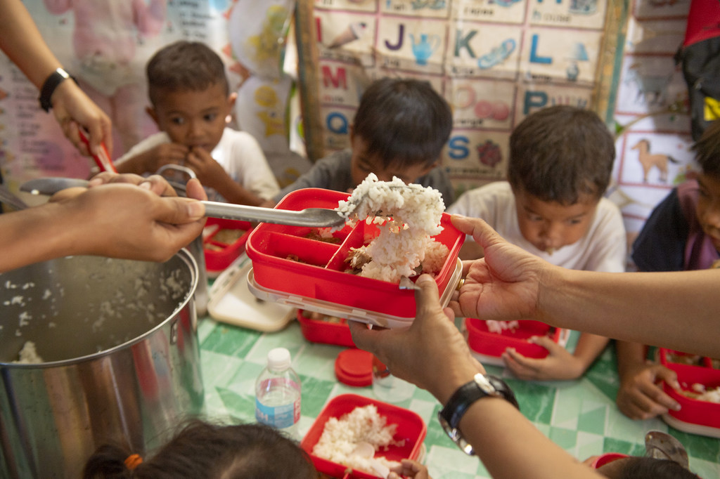 A WFP-supported school meal is served to children in the Philippines.