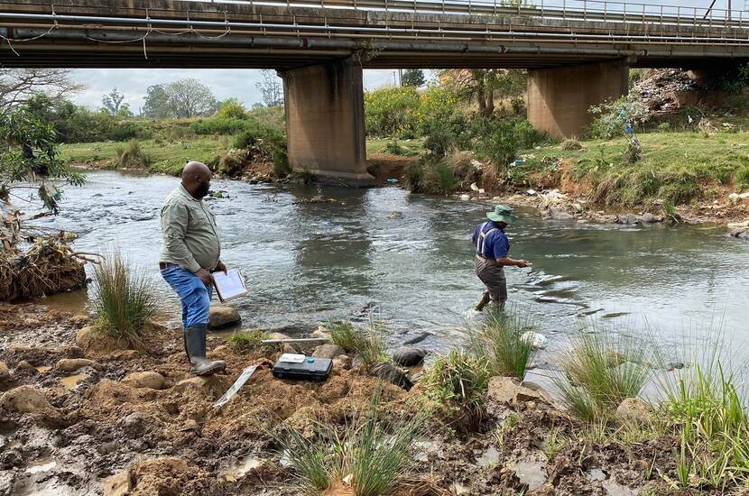 In Zuid-Afrika wordt onderzoek gedaan naar de waterkwaliteit van een rivier.
