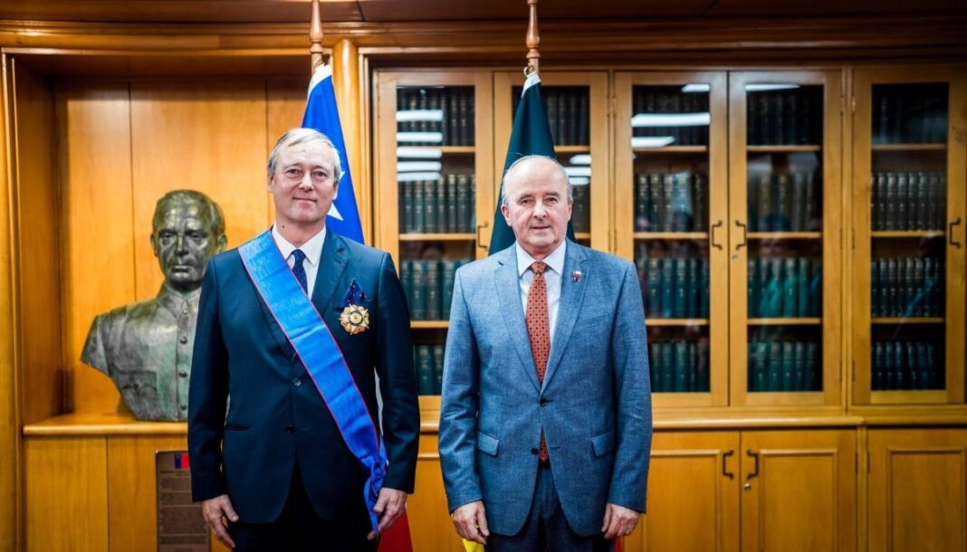 Subsecretario Torres Condecora a Embajador de Bélgica por el Término de Sus Subsecretario Torres Condecora a Embajador de Bélgica por el Término de Sus