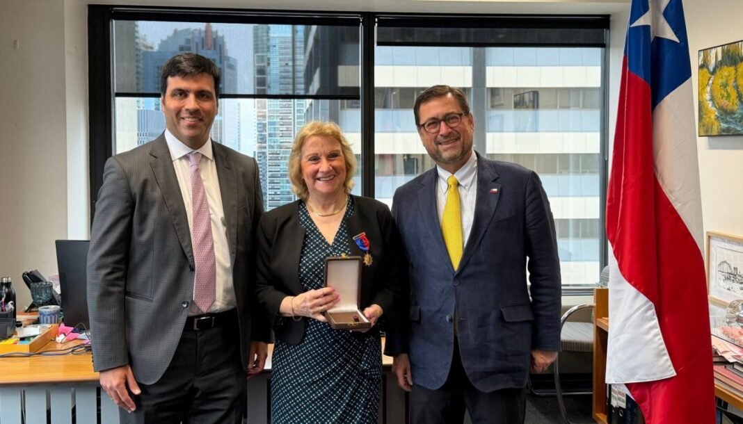Minister Pérez-Mackenna Condecorates Chilean Envoy in Sydney Minister Pérez-Mackenna Condecorates Chilean Envoy in Sydney