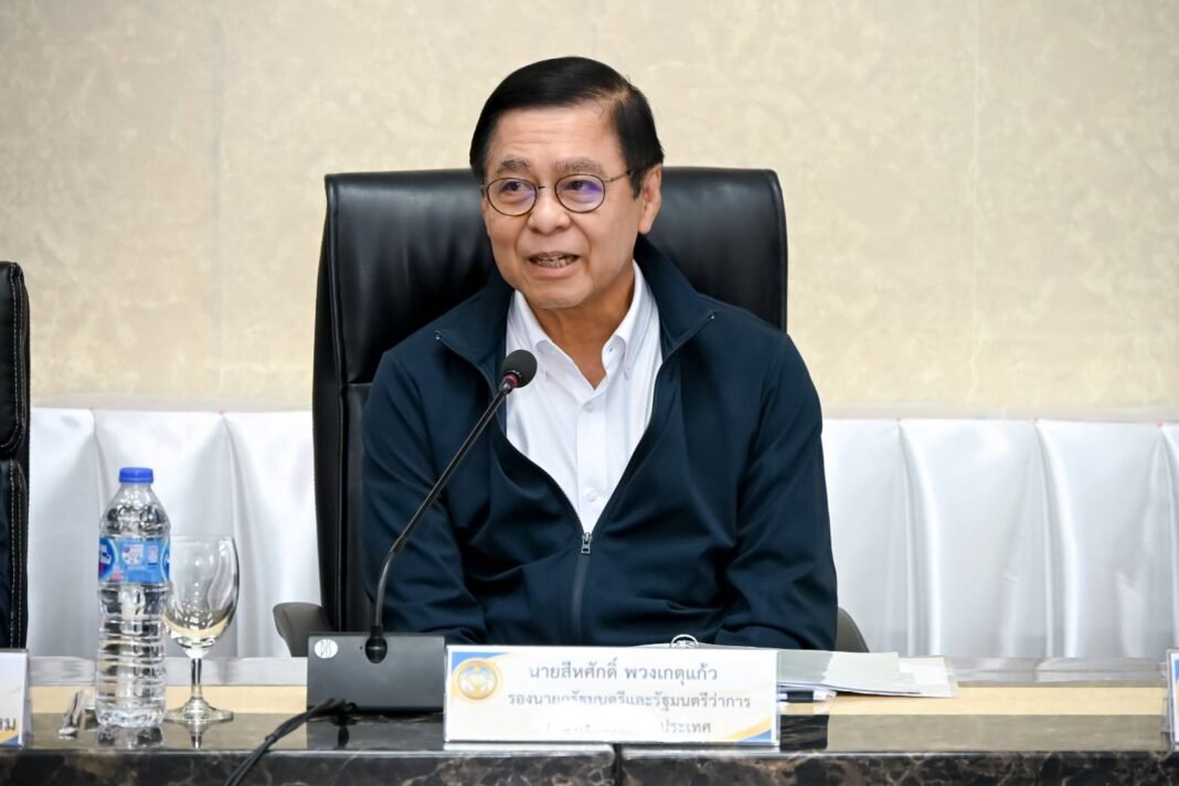 Minister Phuangketkeow Discusses Security with Defence Officials in Songkhla Province Minister Phuangketkeow Discusses Security with Defence Officials in Songkhla Province