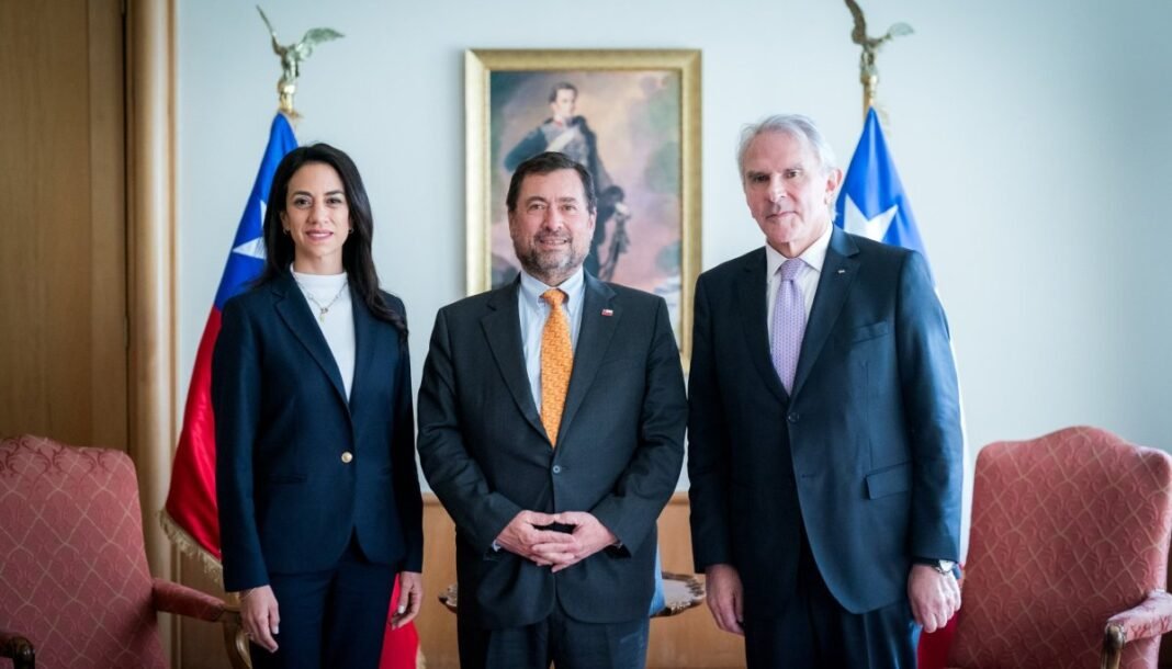 Minister Pérez Mackenna Meets with Senate Leaders to Discuss Foreign Relations Contingency Minister Pérez Mackenna Meets with Senate Leaders to Discuss Foreign Relations Contingency