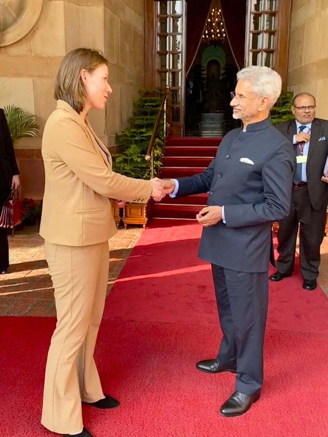 Minister Visits Samoa, Naoero
