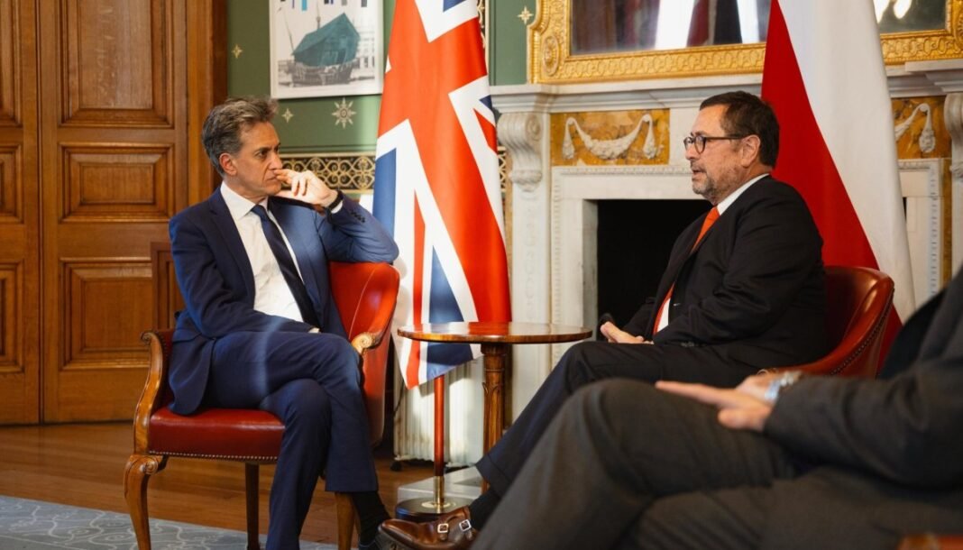 Minister Pérez Mackenna Meets Miliband to Discuss Strategic Partnership Minister Pérez Mackenna Meets Miliband to Discuss Strategic Partnership