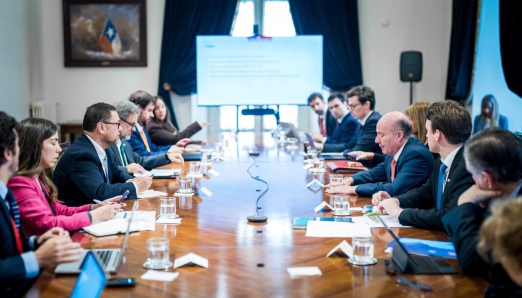 Canciller Pérez Mackenna Participates in Economic Committee Meeting