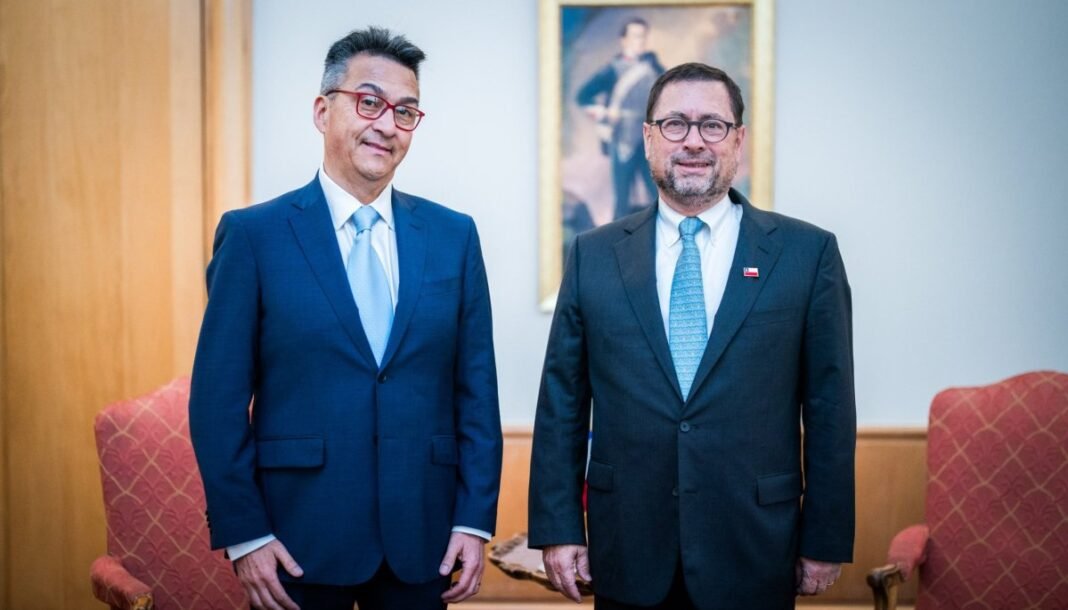 Minister Pérez Mackenna Meets with Bolivian Consul to Discuss ACE 22