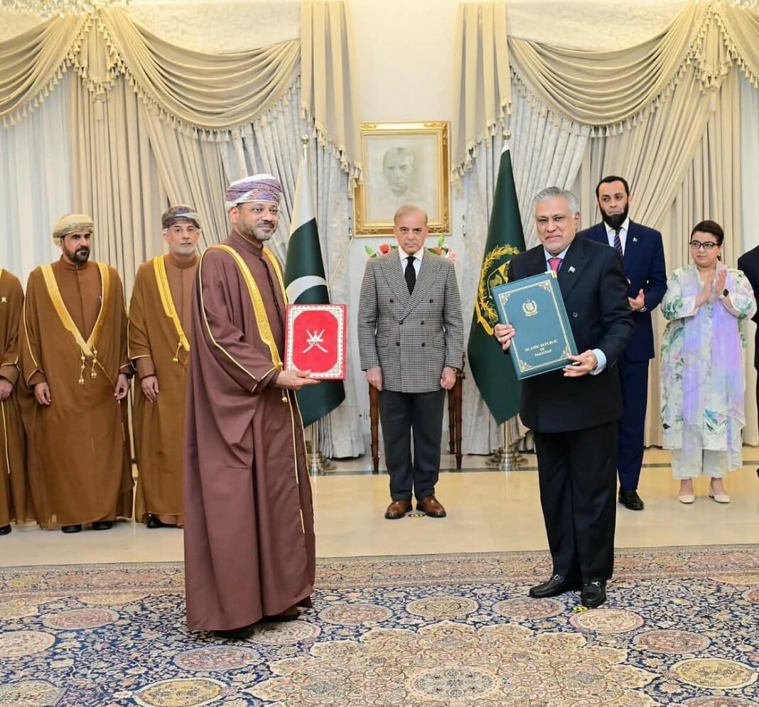 Foreign Minister Badr Albusaidi Signs Agreements with Pakistan Foreign Minister Badr Albusaidi Signs Agreements with Pakistan
