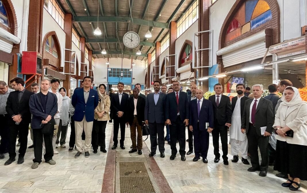 Minister Al Alawi Visits Iranian Retail Outlets Minister Al Alawi Visits Iranian Retail Outlets